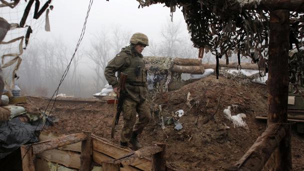<p>Ein ukrainischer Soldat bringt sich in Stellung an der Frontlinie in der Region Donezk.</p>