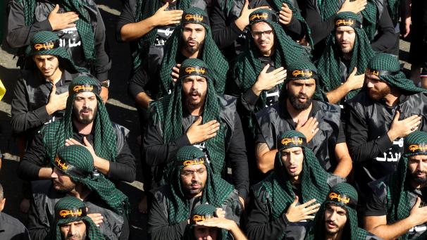 <p>Unterstützer der Hisbollah bei einer Massenkundgebung</p>
