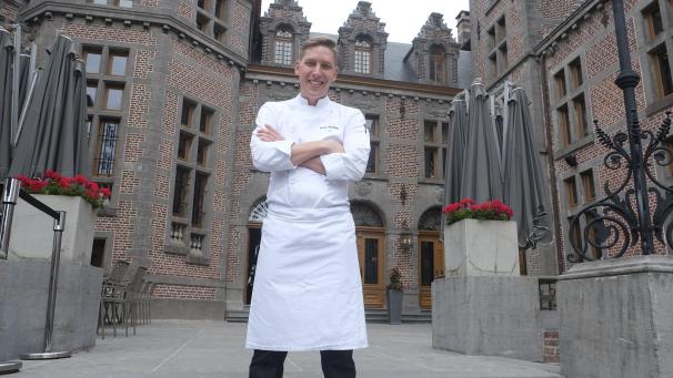 <p>Gary Kirchens vor dem Teil des großzügigen Anwesens, in dem das Restaurant „Aurum by Gary Kirchens“ beherbergt ist.</p>