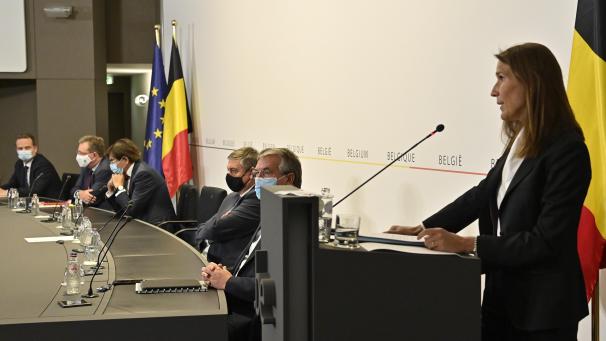 <p>Kommt wieder mit ihren Kollegen zusammen: Premierministerin Sophie Wilmès (vorne rechts).</p>