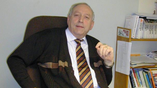 <p>So kannte man ihn: Heinz Warny in seinem Redaktionsbüro im GrenzEcho. Foto: GE-Archiv</p>