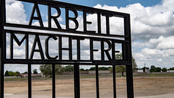 <p>Der Spruch bzw. die Phrase „Arbeit macht frei“ wurde durch seine Verwendung als Toraufschrift an den nationalsozialistischen Konzentrationslagern bekannt.</p>
