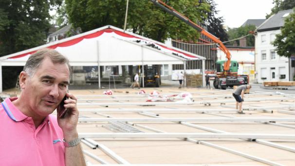 <p>Ein Bild aus vergangenen Tagen: Lovos-Präsident Patrick Heinen beim Aufbau vor dem riesigen Festzelt, in dem traditionsgemäß das Tirolerfest an drei Tagen stattfindet. Zum ersten Mal seit 40 Jahren musste die Veranstaltung aufgrund der Coronakrise abgesagt werden.</p>