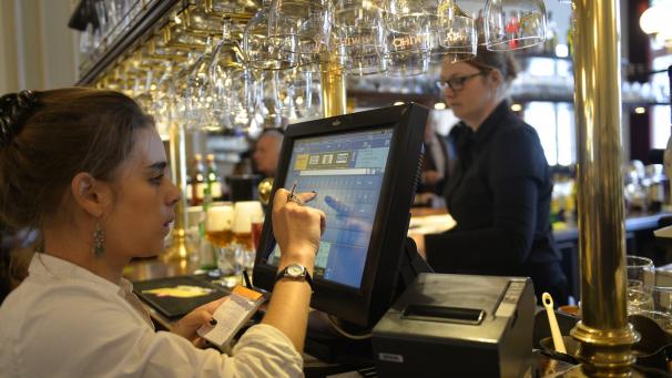 <p>Im vergangenen Jahr mussten die Steuerbehörden in 3.418 Fällen Bußgelder gegen Gaststätten verhängen, die mit der „weißen Kasse“ nicht ordnungsgemäß gearbeitet haben.</p>