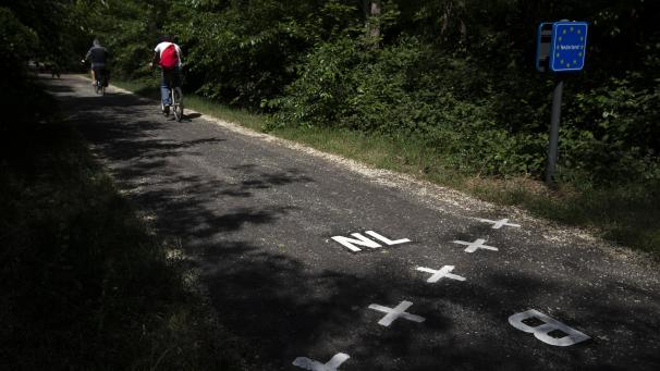 <p>Die Niederlande raten von Reisen in die Provinz Antwerpen ab, während Reisenden aus Antwerpen nahegelegt wird, nicht zu den Nachbarn im Norden zu fahren. Bild: Grenzverlauf in der belgischen Enklave Baarle-Hertog in den Niederlanden.</p>