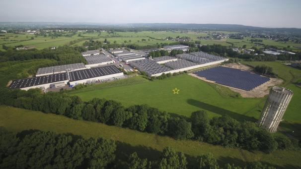 <p>Ein Blick auf das NMC-Gelände im Eynattener Industriegebiet Rovert. Ungefähr dort, wo auf der Aufnahme der Stern platziert wurde, soll das Windrad des Stromversorgers Luminus errichtet werden. Die Genehmigungsprozedur ist angelaufen.</p>