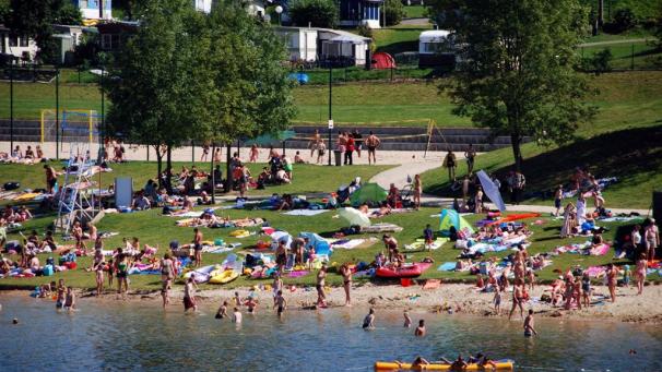 <p>Wegen des zu hohen Besucheraufkommens ist es derzeit nicht mehr möglich, sich an den Bütgenbacher See zu begeben. Alle Zufahrtswege wurden aus Sicherheitsgründen gesperrt.</p>