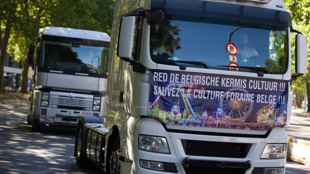 <p>„Rettet die belgische Kirmes-Kultur“: Protestzug der Schausteller durch Brüssel. Foto: belga</p>