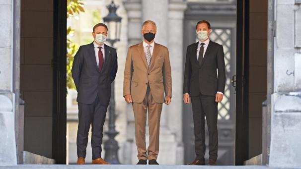 <p>König Philippe empfing Paul Magnette (r.) und Bart De Wever (l.) am Freitagnachmittag im Stadtschloss in Audienz.</p>