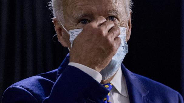 <p>Der designierte Präsidentschaftskandidat der US-Demokraten, Joe Biden, trägt einen Mund-Nasenschutz während er im William Hicks Anderson Community Center mitt Teilnehmern einer Wahlkampfveranstaltung spricht.</p>