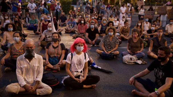 <p>Während eines Protests gegen den israelischen Ministerpräsidenten Benjamin Netanjahu am 30. Juli 2020 meditieren Demonstranten vor seiner Residenz.</p>