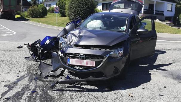 <p>Bei einem Abbiegemanöver waren die beiden Fahrzeuge kollidiert.</p>