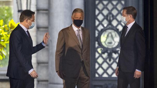 <p>König Philippe empfing Paul Magnette (r.) und Bart De Wever (l.) im Stadtschloss in Audienz und gönnte ihnen zur Ausführung ihres Auftrags eine zusätzliche Woche.</p>