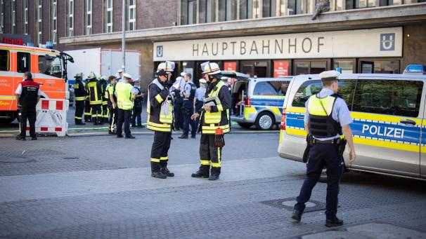 <p>Einsatzkräfte der Polizei stehen vor dem Hauptbahnhof. Der Hauptbahnhof wurde evakuiert.</p>