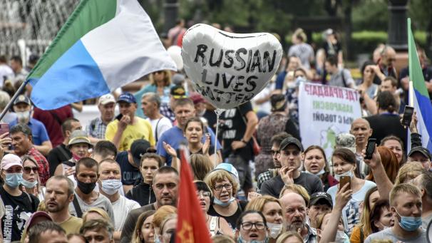 <p>Demonstranten, von denen viele einen Mundschutz tragen, schwenken während einer Kundgebung zur Unterstützung des Ex-Gouverneurs der Region Chabarowsk Flaggen und halten einen herzförmigen Ballon mit der Aufschrift „Russische Leben sind wichtig“ hoch.</p>