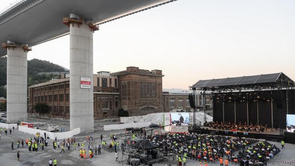 <p>Dirigent Antonio Pappano (r.) dirigiert das Orchester der Akademie Nazionale di Santa Cecilia am Fuß des Bauwerks der neuen Autobahnbrücke in der italienischen Hafenstadt Genua.</p>