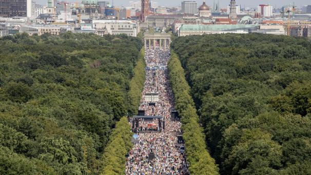 <p>Dicht gedrängt stehen Tausende bei einer Kundgebung gegen die Corona-Beschränkungen auf der Straße.</p>