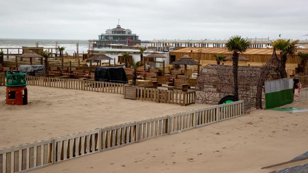 <p>Eine Strandbar in Blankenberge: Hier darf noch am Fenster verkauft werden.</p>