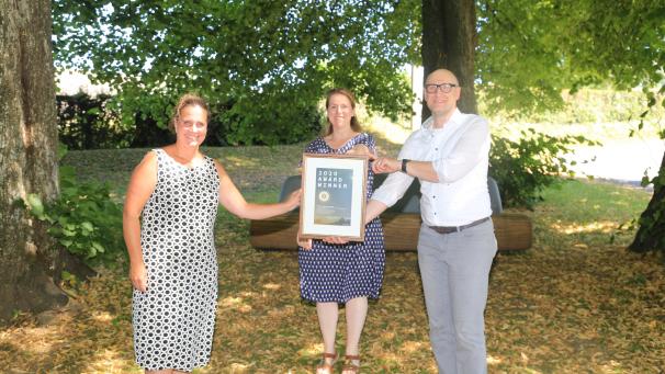 <p>Durften sich über eine Auszeichnung freuen: TAO-Chefin Sandra De Taeye (l.) und Tourismusministerin Isabelle Weykmans (M.), im Bild mit Dirk Weidemann, Vorstand des Internetportals „Outdooractive“.</p>