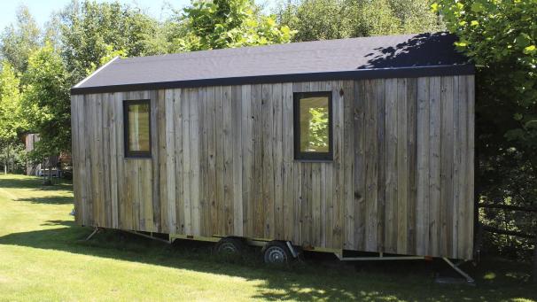 <p>Ein Fundament braucht es nicht für ein Tiny House, ebenso wenig eine Baugenehmigung. Die Größe ist auf 40 qm begrenzt.</p>