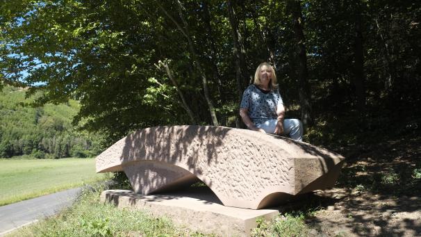 <p>Leonie Simons nimmt Platz auf der Skulptur „The Bridge“ des Belgiers Patrick Crombé.</p>