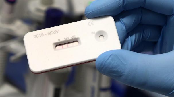 <p>Ein Wissenschaftler zeigt einen Corona Schnelltest im Leibnitz Institut für Photonische Technologien.</p>