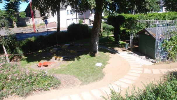 <p>Die Minigolfanlage auf dem Bütgenbacher Marktplatz kann in diesem Sommer wegen Renovierungsarbeiten nicht bespielt werden.</p>