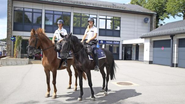 <p>Nach einer Lagebesprechung in der Bütgenbacher Polizeidienststelle nehmen die Beamtinnen der Kavallerie der föderalen Polizei ihren Dienst auf.</p>
