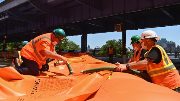 <p>Arbeiter in Manhattan treffen Maßnahmen, um New York City vor möglichen Sturmfluten zu schützen.</p>