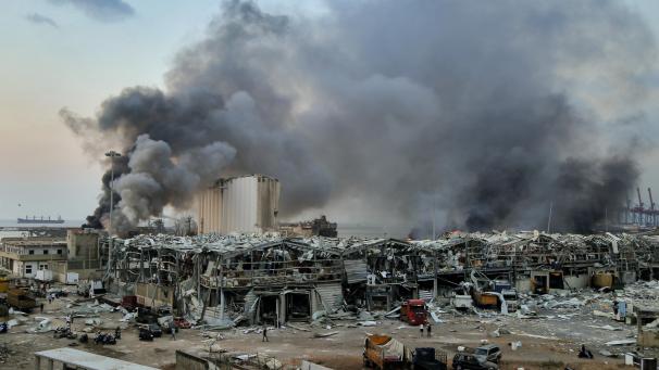 <p>Rauch steigt über einem Gebäude am Hafen auf. Eine schwere Explosion erschütterte am Dienstag die Innenstadt von Beirut und beschädigte Gebäude.</p>