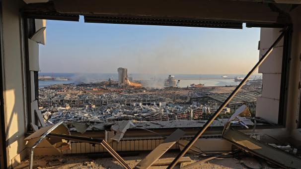 <p>Blutende Menschen irren durch Schutt und Staub, nachdem Beirut von einer riesigen Explosion erschüttert wurde. Auslöser dafür könnte eine sehr große Ladung Ammoniumnitrat sein.</p>