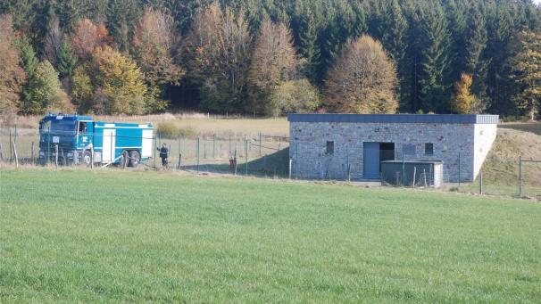 <p>Um die Trinkwasserversorgung aufrechtzuerhalten, bezieht die Gemeinde Bütgenbach (das Foto zeigt die Pumpstation Schlangenvenn in Weywertz) Wasser aus der Perlenbachtalsperre.</p>