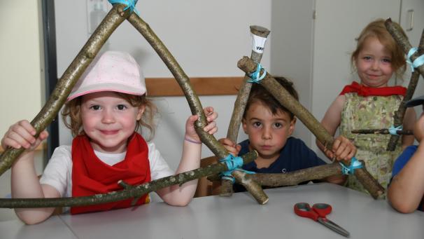 <p>Aus Holz zauberten die Kleinen Kunstwerke.</p>
