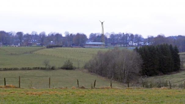 <p>So könnte sich das Kleinwindrad hinter den Stallungen von Bernd Heinen im Elsenborner Ortsteil Desherenborn in die Landschaft einpflanzen.</p>