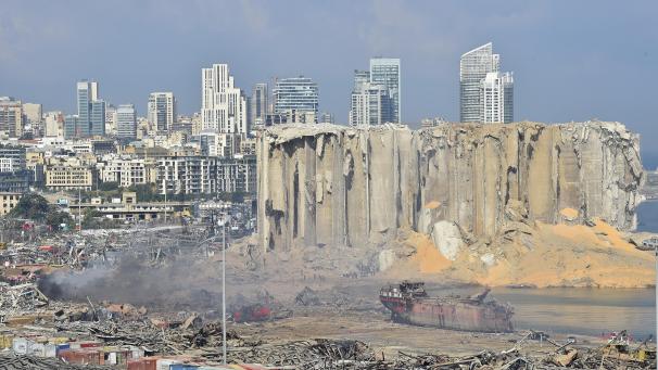 <p>Am Hafen von Beirut ist es am Dienstag zu einer verheerenden Explosion mit Dutzenden Toten und Tausenden Verletzten gekommen. Am Tag nach der Katastrophe sind noch viele Fragen offen.</p>