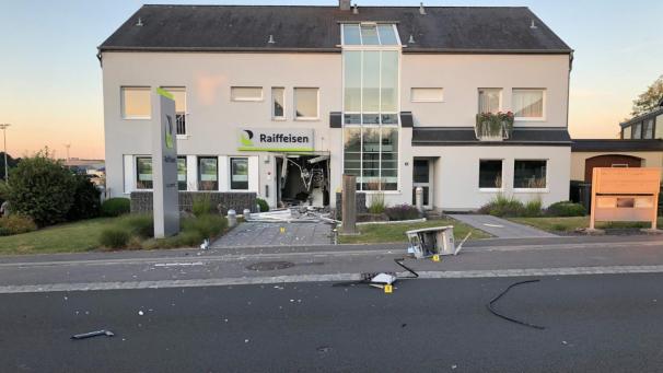 <p>Durch die Wucht der Explosion wurde der Geldautomat der Raiffeisen Bank in Weiswampach aus der Verankerung gerissen.</p>