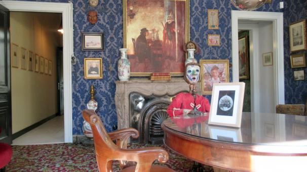 <p>Der blaue Salon im James-Ensor-Haus. Das neu eröffnete Museum will als Erlebniszentrum hinter die Kulissen des belgischen Künstlers schauen, dessen Werk und Leben bis heute noch voller Rätsel ist.</p>