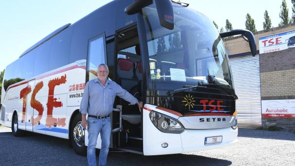 <p>Ulrich Zeimers vor einem seiner Fahrzeuge: Der Busunternehmer machte seinem Ärger in dieser Woche bei Facebook Luft und löste eine riesige Welle der Unterstützung für sein Anliegen aus.</p>