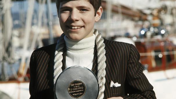 <p>Schlagersänger und Kinderstar Heintje – eigentlich Hendrik Simons – mit einer Platin-Schallplatte 1970 in Cannes. 55 Sekunden reichten aus – und ein Weltstar war geboren. Am kommenden Mittwoch wird Hein Simons 65 Jahre alt.</p>