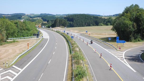 <p>Mit ihren Forderungen eines vierspurigen Ausbaus der A 60 zwischen Winterspelt und Prüm haben sich Bürger und Politiker aus der Eifel bis heute und trotz des stark gestiegenen Verkehrsaufkommens kein Gehör verschaffen können.</p>