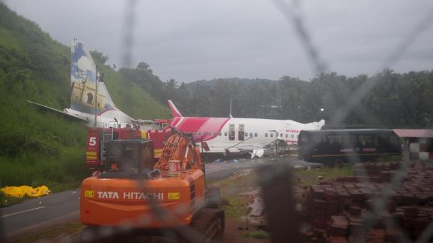 <p>Das Wrack der Air-India-Express-Maschine, die bei der Landung über die Landebahn hinaus geschlittert ist.</p>