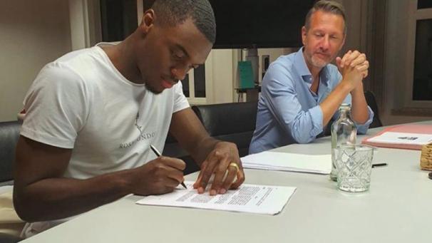 <p>Julien Ngoy bei der Vertragsunterzeichnung, zusammen mit AS Eupen Finanz- und Verwaltungsdirektor Thomas Herbert.</p>