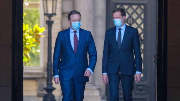 <p>In neun Tagen sollen Bart De Wever und Paul Magnette dem König erneut Bericht erstatten.</p>