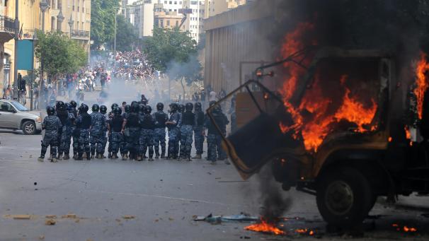 <p>Demonstranten versuchten in Beirut die Absperrung zum Parlament zu durchbrechen.</p>