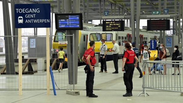 <p>Am Bahnhof von Ostende kommen an schönen, heißen Tagen bis zu 15.000 Tagestouristen mit dem Zug an.</p>