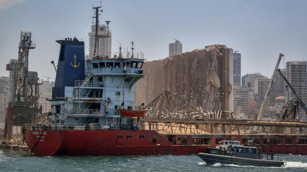 <p>Die Bergungsarbeiten in den Trümmern des Beiruter Hafens kommen nur langsam voran. Auch ein Schiff wurde durch die Explosion zerstört.</p>