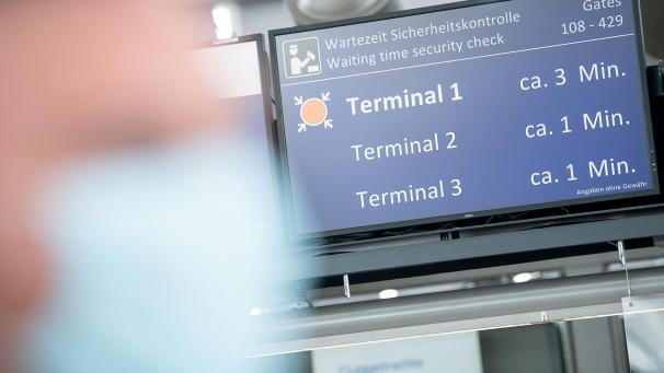 <p>Der Mund-Nasen-Schutz gehört beim Fliegen mittlerweile dazu.</p>