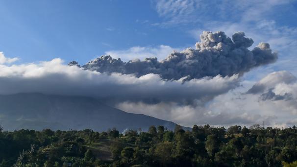 <p>Auf Sumatra spuckt der Vulkan Sinabung Asche.</p>