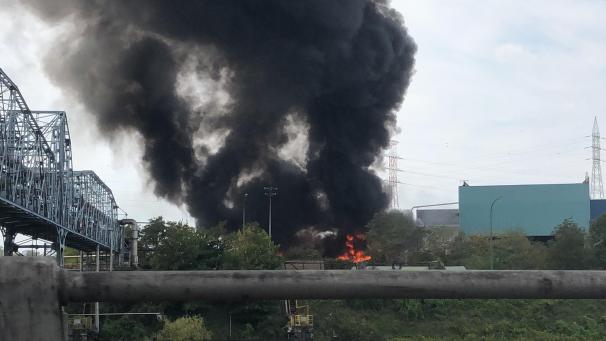 <p>Die durch den Brand verursachten dichten, schwarzen Rauchwolken waren kilometerweit sichtbar.</p>