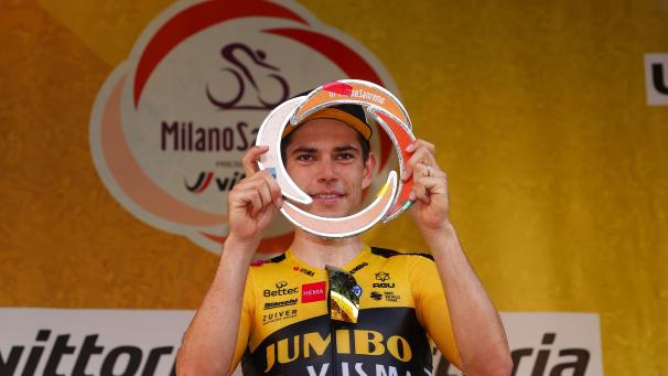 <p>Fokus auf die nächsten Ziele: Wout Van Aert, hier mit der „Primavera“-Trophäe, träumt von den flämischen Klassikern.</p>